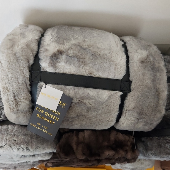 MON CHATEAU New Queen Luxe Faux Fur Blanket - Picture 1 of 7